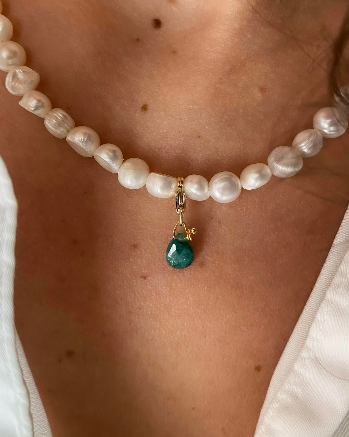 Collier de perles avec pendentif goutte vert