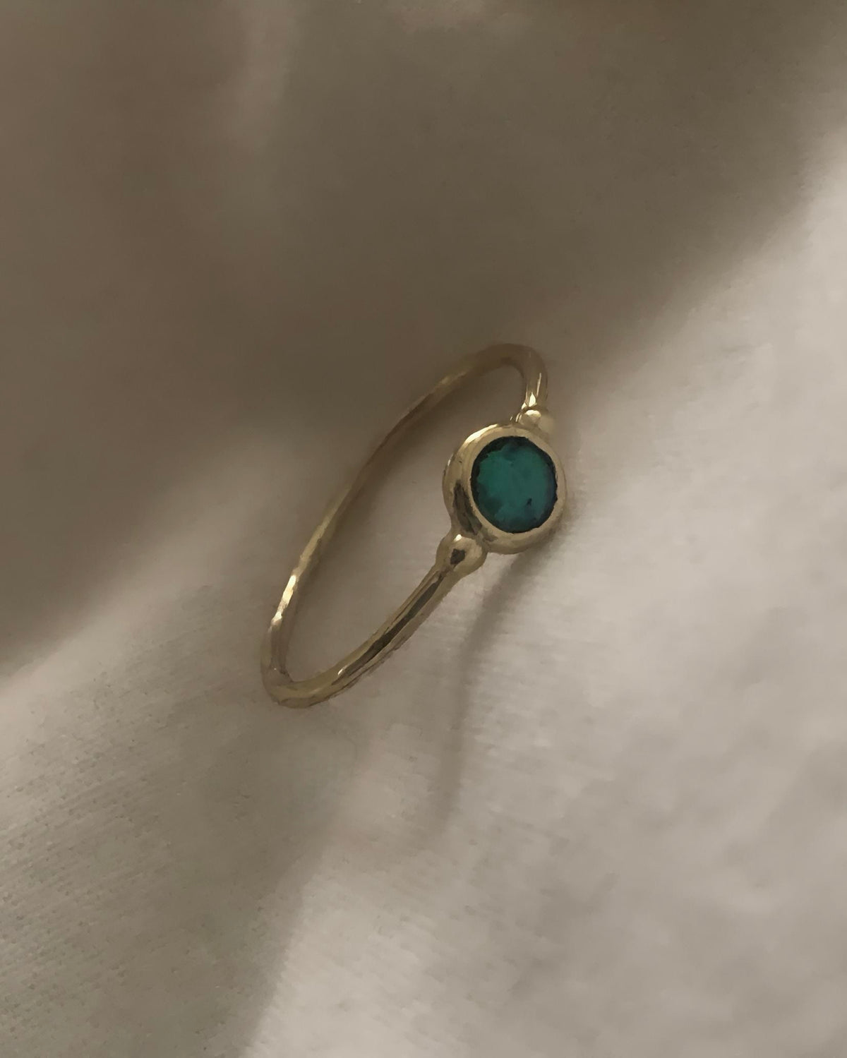 Bague en opale bleue